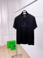 蒙口 2025春夏新款首发专柜最新款圆领短袖 高端订制 设计前卫时尚 品牌Logo重工艺设计 高端定制100支双面丝光棉面料.手感柔软.穿着舒适.专柜级别精致车