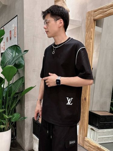 lv 2025春夏新款首发专柜最新款短袖圆领T恤 高端订制 设计前卫时尚！品牌Logo重工艺设计 高端定制丝光云朵棉面料.手感柔软.穿着舒适.专柜级别精致车线.