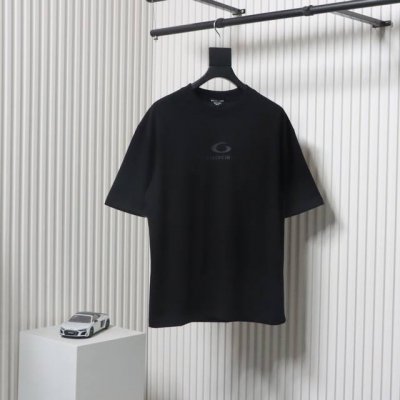 balenciaga 巴黎世家 25Ss 圆环压胶字母Logo短袖面料采用280克重精梳棉，定制32支1*1螺纹，成衣两遍水洗处理，面料舒适亲肤无异感，定制定染