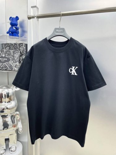 ck 高克重 2025夏季新款印花立体浮雕凹凸字母Logo最新品短袖 Dd 专柜同步有售，原单狠货，时尚进口原版科技面料，上身舒适透气，原版定制五金辅料，上身帅
