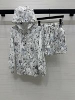 上新原单高端品质 Dio* 2025春夏最新系列！连帽防晒外套短裤套装！定制进口防晒材质 舒适好穿 挺括有型 连帽防晒外套短裤休闲套装 通体满印花叶等自然元素
