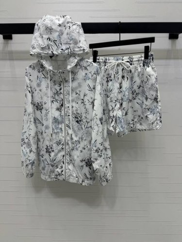 上新原单高端品质 Dio* 2025春夏最新系列！连帽防晒外套短裤套装！定制进口防晒材质 舒适好穿 挺括有型 连帽防晒外套短裤休闲套装 通体满印花叶等自然元素