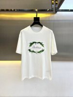Bur巴宝莉、2025新款男士徽标明线Logo刺绣短袖T恤。挨针是刺绣中用于填充细长弯曲线条的针法，通过密集排列的针迹形成流畅线条，具有覆盖性强、线条生动、立体