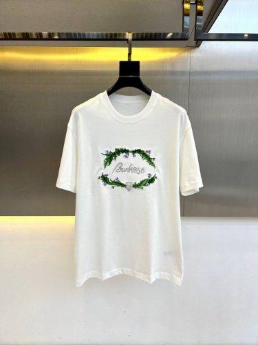 Bur巴宝莉、2025新款男士徽标明线Logo刺绣短袖T恤。挨针是刺绣中用于填充细长弯曲线条的针法，通过密集排列的针迹形成流畅线条，具有覆盖性强、线条生动、立体