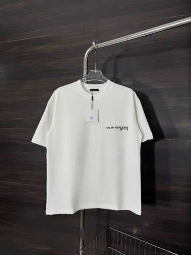 款号：He235 Calvin Klein-Ck背后大标印花圆领短袖 面料采用2 克双股双纱纯棉面料，手感舒适柔软，上身舒适透气，领口采用同缸同色罗纹，不紧绷，
