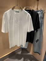 prad*A普*达2025春夏新款男女同款短袖T恤，最新款全网独家首上！！~既经典有时尚百搭，谁不爱啊，将经典再次展现，非常的耐看，自带低奢光环与辨识度！Pr*