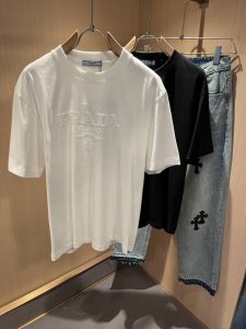 prad*A普*达2025春夏新款男女同款短袖T恤，最新款全网独家首上！！~既经典有时尚百搭，谁不爱啊，将经典再次展现，非常的耐看，自带低奢光环与辨识度！Pr*