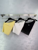 Miu Miu*25新款斜肩针织背心，重工烫钻点缀，时尚感满满，非常适合春夏潮流搭配。3色3码Sml T226B