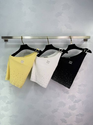 Miu Miu*25新款斜肩针织背心，重工烫钻点缀，时尚感满满，非常适合春夏潮流搭配。3色3码Sml T226B