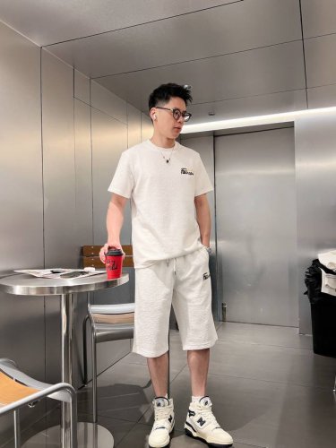 fendi- 芬迪 Vip高级定制 25Ss春夏新款纯棉提花套装， 百搭款式 任何人都可以轻松驾驭 面料全订制工艺 ， 面料手感柔软，上身舒适柔软 简约的款式非