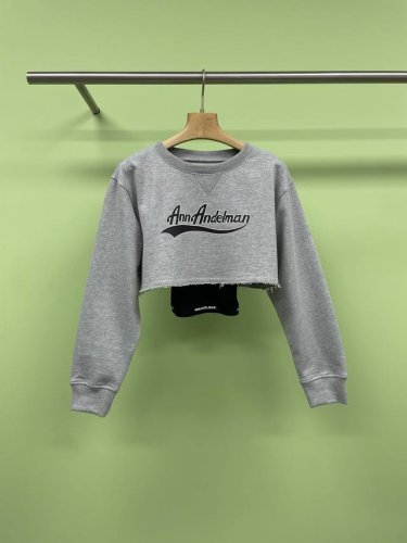 ann Andelman2025女士夏季字母印花假两件卫衣，救人性命的假两件穿搭，宝子们今天必须给你们分享我最近超爱的一套穿搭，灰色短款假两件卫衣，真的是点睛之