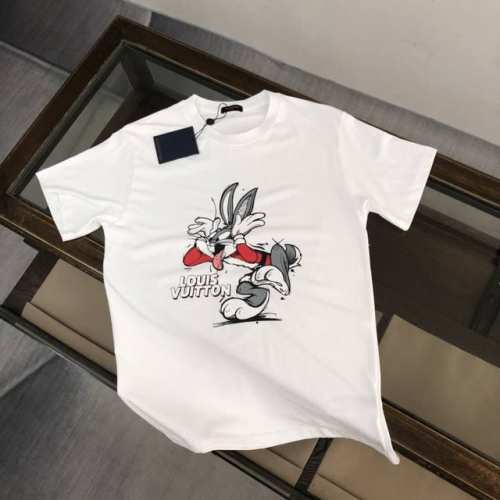 LV 24SS夏季新款圆领短袖T恤！270克重磅高端纯棉面料，手感质感都极完美！修身裁剪设计干净利落！时尚又好看！走线做工非常精致！版型效果超赞！而且透气性能超