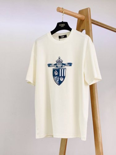 fendi 芬迪 2025Ss春夏新品 刺绣章仔盾牌T恤 意式风尚的凝练之作 简约而不失格调。其最大亮点，当属胸前精致的盾牌刺绣章仔。盾牌之上，“Fendi”
