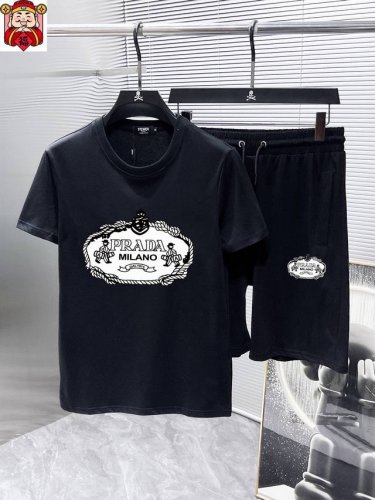 直 品牌 Prada普拉达 2025新款男士短袖短裤套装！官网同步销售！市面高端版本！手感细腻柔软！让你穿着更加舒适！立体裁剪版型超赞！尺码:M-5Xl 下单请