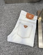 prad*普拉达 Ss25早春新款男士牛仔裤 面料弹性好。独家发售 官网同步 时尚优雅 采用原色酵母水洗工艺 精选进口重磅丹宁牛仔面料 配专柜五金装饰 真皮皮牌