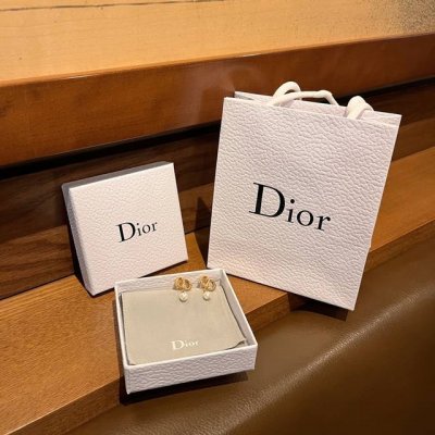 Dior迪奥绝美人间富贵花珍珠耳钉 经典百搭 搭配各种小裙子~经典Cd Logo+垂坠珍珠 玫瑰金色再加上温润的珍珠光泽真的超级温柔优雅显气质 经典简约的设计也