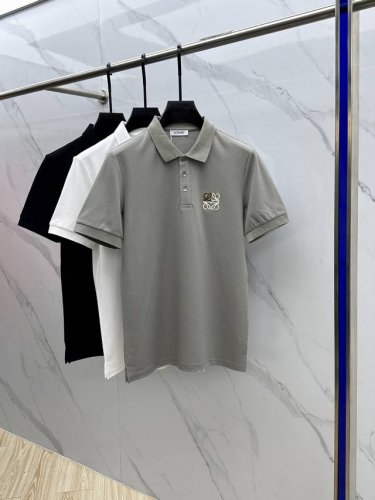 loewe*罗意威 2025春夏新款男士标识短袖Polo衫，延续经典商务休闲翻领Polo恤.该款Polo衫采用丝光双面棉质珠地面料制成，隽永设计可跨越时尚潮流。