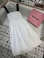 miumiu*2025夏季新款吊带连衣裙 丝绒肩带拼接质感十足 字母Logo 图案绣花装饰 棉麻质地细腻舒适 单色 Sml