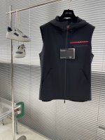 prad 25春夏Linea Rossa系列-马甲款 Pd Linea Rossa是一个融合时尚与运动的系列，彰显创新性、设计感与功能性。该系列于1997年首度