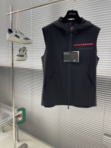 prad 25春夏Linea Rossa系列-马甲款 Pd Linea Rossa是一个融合时尚与运动的系列，彰显创新性、设计感与功能性。该系列于1997年首度