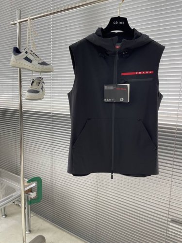 prad 25春夏Linea Rossa系列-马甲款 Pd Linea Rossa是一个融合时尚与运动的系列，彰显创新性、设计感与功能性。该系列于1997年首度