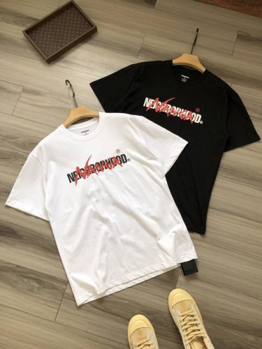 Neihborhood X Nanga 联名款 重叠字母Logo印花 男女款圆领短袖半袖T恤. 颜色：白色 黑色. 尺码：S M L Xl. 材质：原版定织定染