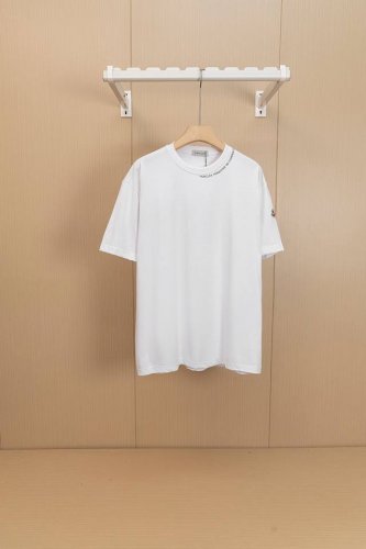 挂拍图 顶级版本 Moncler 蒙口新款标志性字母Logo 章仔Logo手臂 Moncler标识点缀于领口 仿佛艺术家的灵魂印记 辨识度拉满 低调中蕴含着无尽