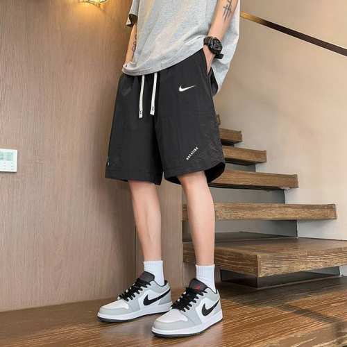 上新 耐克 Nike短裤，基础款休闲短裤五分裤，版型超正的百搭神裤，上身巨好看，搭配经典Logo印花设计，经典百搭，面料舒适亲肤，百搭出行休闲日常运动必备！男女