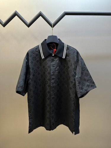 Lv 暗纹提花衬衫 定制丝棉凝的雅织面料 其上Monogram提花宛如灵动的诗篇 尽显品牌底蕴 侧面饰带细节 暗扣前襟与顶部明纽扣营造恰似马球衫的错视效果 背部