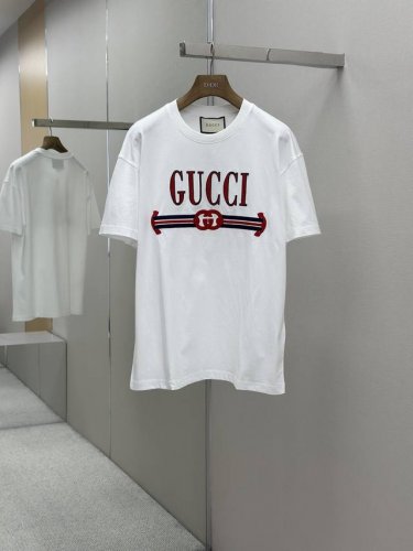 gucci 25Ss春夏新款首发专柜最新款短袖圆领T恤 高端订制 设计前卫时尚 品牌Logo重工艺设计 高端定制230克面料.手感柔软.穿着舒适.专柜级别精致车