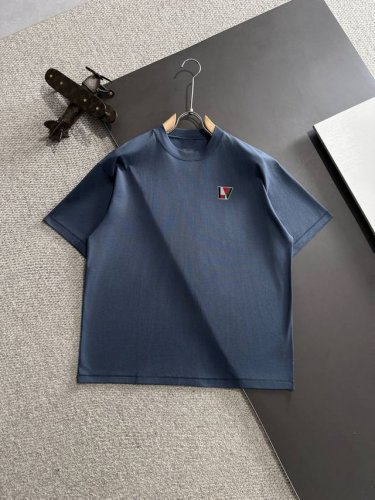 隔天出货 高品质 Louis Vuitton 路易威登 2025春夏新款男款蜡染水洗短袖T恤 精梳重磅洗后双纱面料，高强度面料掂起来手感份量十足，上身也比普通T