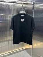 香奈儿 2025春夏新品短袖 时尚经典圆领短袖 时尚单品设计，更加时尚舒适，高标准定制，上身非常有型，胸前品牌经典Logo 图案 客供辅料，客供进口高档面料 质