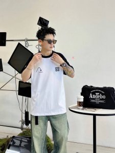 纪梵希 插肩新款字母印花双层重工短袖T桖 字母图案不管是T桖还是卫衣都是每年的爆款单品 前幅大面积印花采用大康丽数码印花机直喷 成本极高 经过多次的调试打版图案