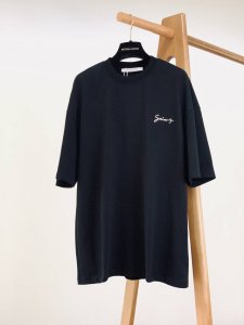 givenchy 纪梵希 2025Ss春夏新品 这款T恤以深沉黑色为基底 低调中暗藏奢华 胸前 Givench* 签名式浮雕标识 似不经意间流露的品牌态度 彰显