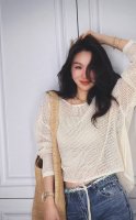 慵懒风休闲轻薄镂空罩衫 宽松的版型不仅舒适 还能很好地掩饰身材的不足 展现出一种慵懒的时尚态度，镂空的设计增加了透气性，同时也为整体造型增添了一丝神秘感，非常适