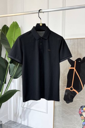 杰尼娅- 2025Ss蛇年春夏新款Polo领短袖系列。精选优质双丝光珠地棉面料，时尚大牌元素Logo设计，上身版型超赞，面料细腻舒适透气，随意搭配都超级好看时尚
