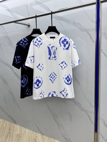 LV*路易*登 2025Fw春夏新品圆领打底外穿T恤，立体感Logo微廓形半袖纯棉打底，手感面糯有骨感，柔而有韧性。工艺处理，韧性和抗皱性能得到大幅度提高。微廓