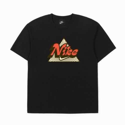 供 Nike耐克卡通三角印花棉质短袖T恤 定制主标 辅料 水洗齐全 高清细腻印花 甄选250克32支紧密纺双纱纯棉面料 质感厚实但是透气性良好 整件衣服垂坠感非