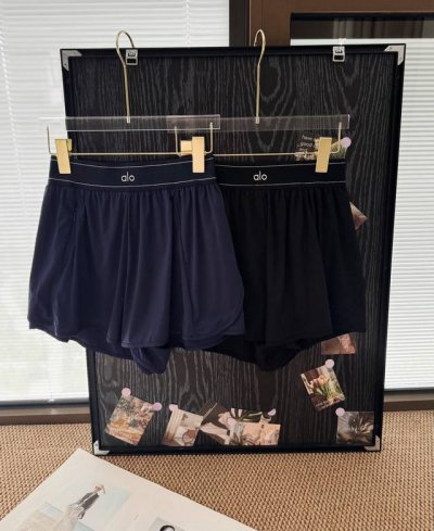 品名 Alo Yoga 运动休闲织带速干短裤 尺码 S.M.L 颜色 黑色 藏青色 真的太太太适合夏天了 健身以外的日常穿搭真的很洋气很高级 北美断货王运动短裤