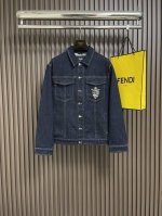 Fendi 2025Ss新款长袖牛仔外套，配有翻盖胸袋。后腰部配竖向侧贴袋和可调节侧带。徽标钉饰纽扣开合。深蓝色牛仔面料材质。胸前绣有Fendi饰章。强烈推荐！