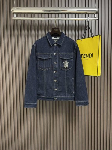 Fendi 2025Ss新款长袖牛仔外套，配有翻盖胸袋。后腰部配竖向侧贴袋和可调节侧带。徽标钉饰纽扣开合。深蓝色牛仔面料材质。胸前绣有Fendi饰章。强烈推荐！