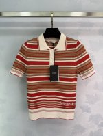 fen*家新款翻领条纹针织短袖 经典款式 适合夏季穿着。颜色是红白棕相间，时尚又耐看。套头设计，简单易穿。1色3码Sml 。T226B