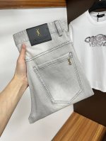 圣罗兰 2025Ss蛇年夏季贺岁款牛仔裤。原单1:1制作，日常必备的完美之选，简单大气亦时尚有型，定制进口丹宁面料 ，重工洗水工艺，做工复杂工艺精湛。轻松迎合四