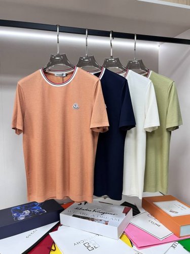 主推 Moncler 2025春季独家专供新款秘普蒙口潮男时尚休闲短袖T恤。春季新款圆领T恤，高端欧版原单潮流时尚精品！透气舒适度高，细节无可挑剔，品牌元素设计