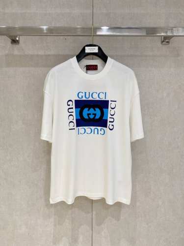 gucci 古奇 大爆款 2025春夏新款首发专柜最新款短袖圆领T恤 高端订制 设计前卫时尚 品牌Logo重工艺设计 高端定制面料.手感柔软.穿着舒适.专柜级别
