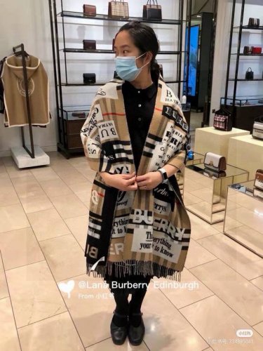 品牌 巴宝莉 意大利米兰走秀款 明星同款 小红书同款披肩 加厚加密 明星同款系列 专柜品质 精益求精 数量有限拼手速 需要的下单 尺寸:50*210Cm官网品质