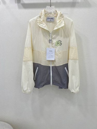 Chan*L 25新款Vintage 中古薄款冲锋衣 防晒套装 杏色和灰色得搭配耳目一新 胸前后背双C Logo 定制五金 定制面料 轻薄透气不闷热 立领翻领下
