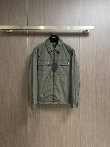 prada Ss冬季新款棉服外套 秀场新品 品相非常完美 舒适保暖 色泽饱满诱人 非常出彩的设计 轻松将时髦感进阶 做工极为考究严谨 走线工整细致 大牌设计师巨