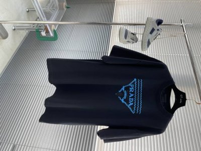 prad 2025新款海浪压胶T恤 浪花的起伏 仿佛告诉别人 夏天来了 又到了赶海的季节 给人一种心神安宁 抛去疲惫的感觉 度假必备 双层螺纹领口 肩部通肩压条