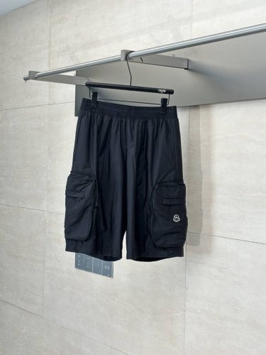 moncler* 蒙口25新款三方联名可 可收纳 尼龙短裤 选用100%定制锦纶尼龙面料制成，通过高密度经纬编织技术打造抗撕裂表面，单层克重精准控制在150G
